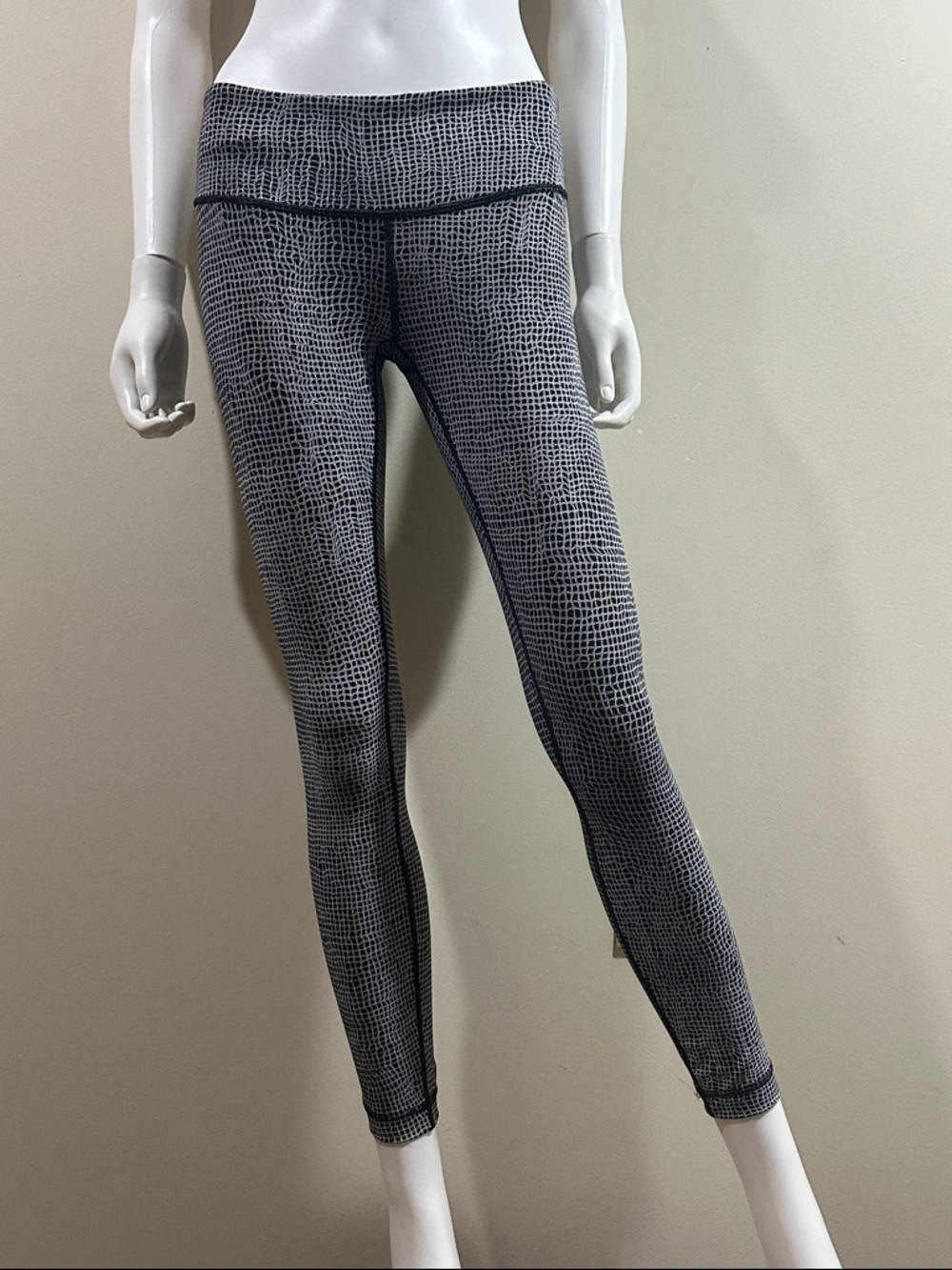 LuLulemon Size 6 Woman’s White and Black High-Waist Active Leggings